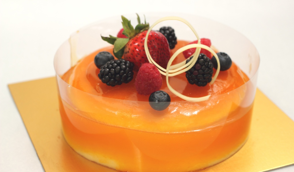 Десерт желе с ягодами клубники, черники, малины и ежевики