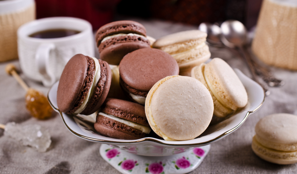 Десерт макарон на столе с чаем
