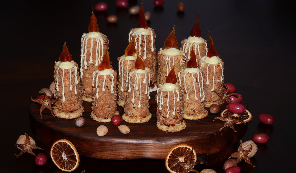 Десерт свечи на черном фоне