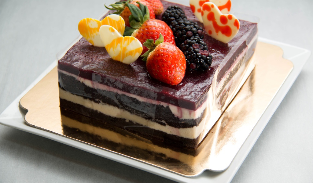 Десерт суфле с ягодами на сером фоне