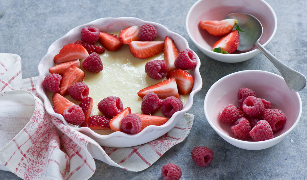 Десерт с ягодами свежей клубники и малины