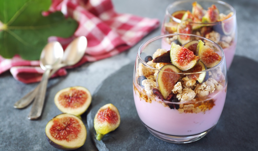 Десерт с хлопьями и кусочками инжира