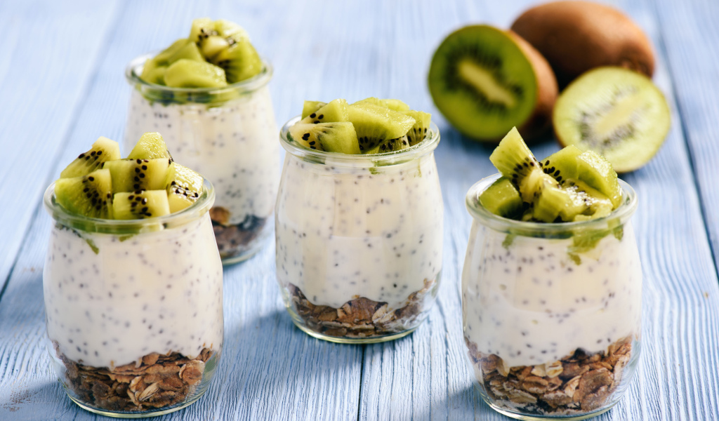 Десерт с овсяными хлопьями и йогуртом в стаканах с кусочками киви