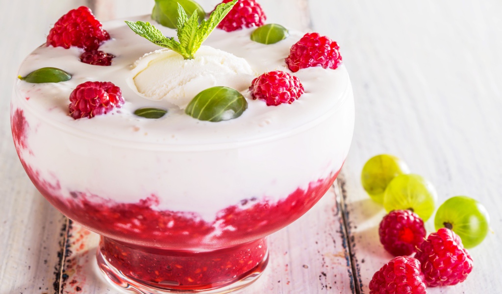 Десерт с йогуртом, малиной, крыжовником и мороженым