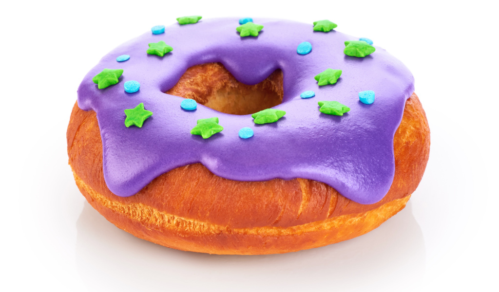 Пончик с фиолетовой глазурью на белом фоне