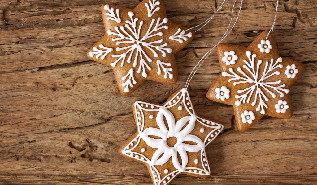 Праздничное имбирное печенье на новый год на деревянном столе