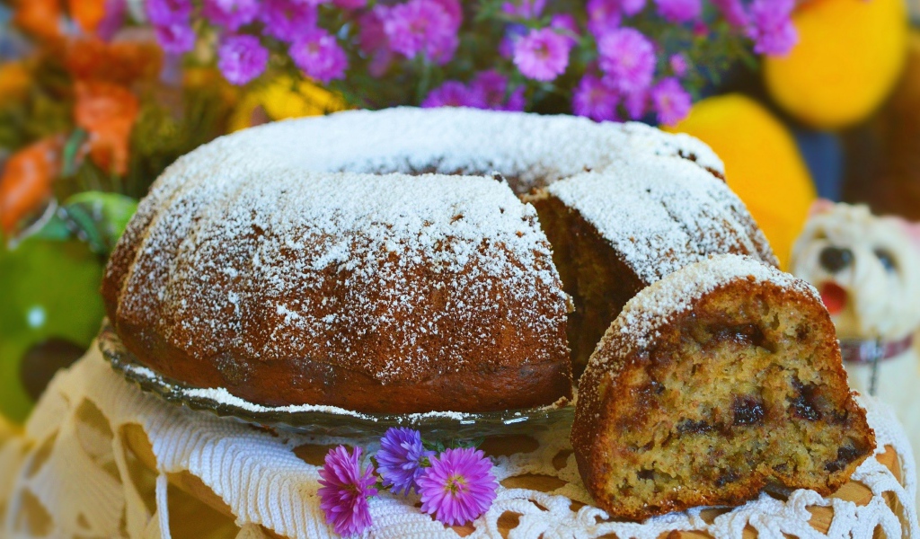 Ароматный кекс с сухофруктами посыпан сахарной пудрой 