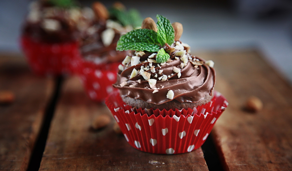 Свежий кекс с шоколадным кремом и орехами 