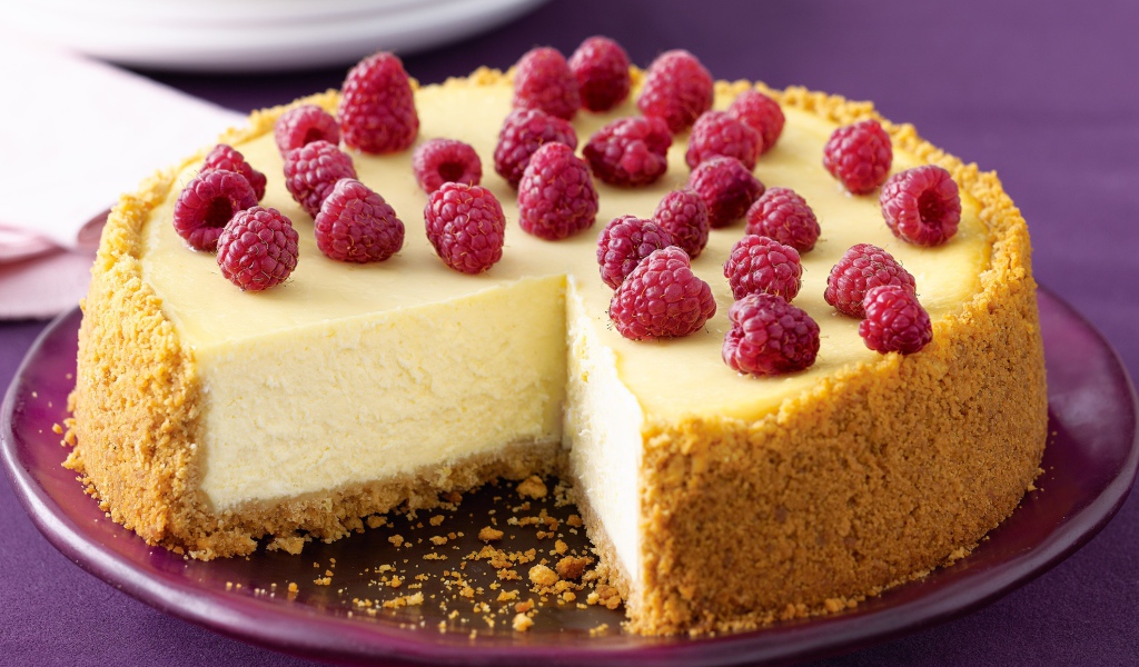 Свежий чизкейк с малиной на тарелке 