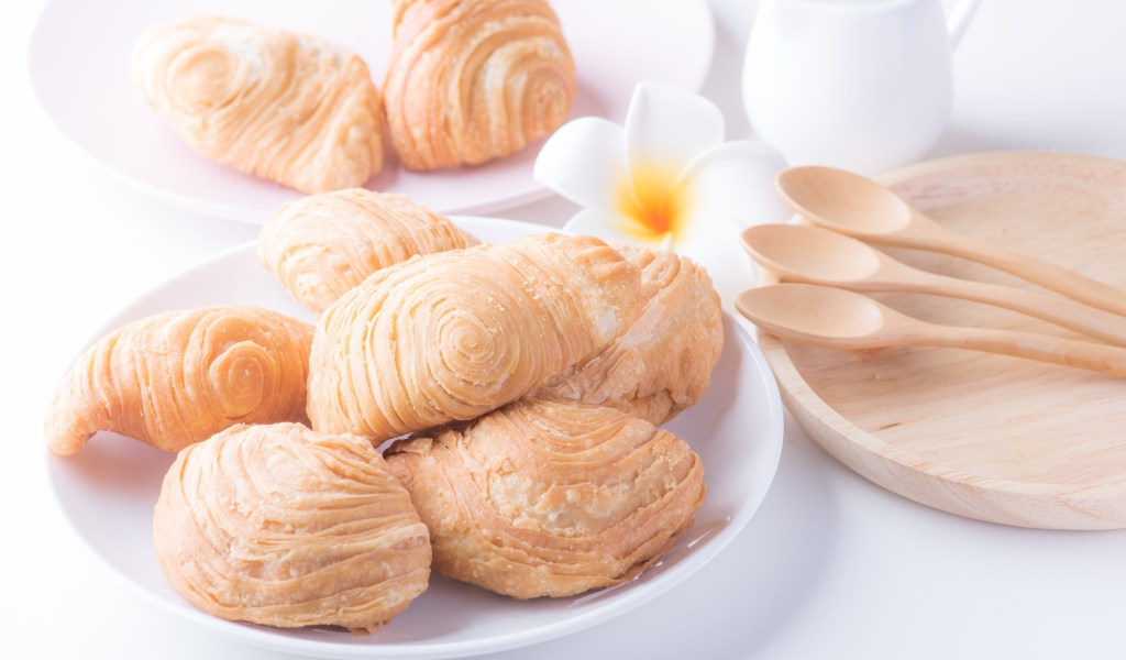 Свежая выпечка на столе к завтраку