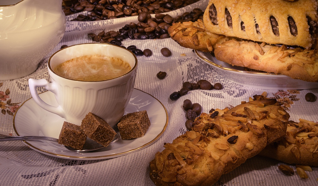 Свежая выпечка на столе с чашкой кофе 