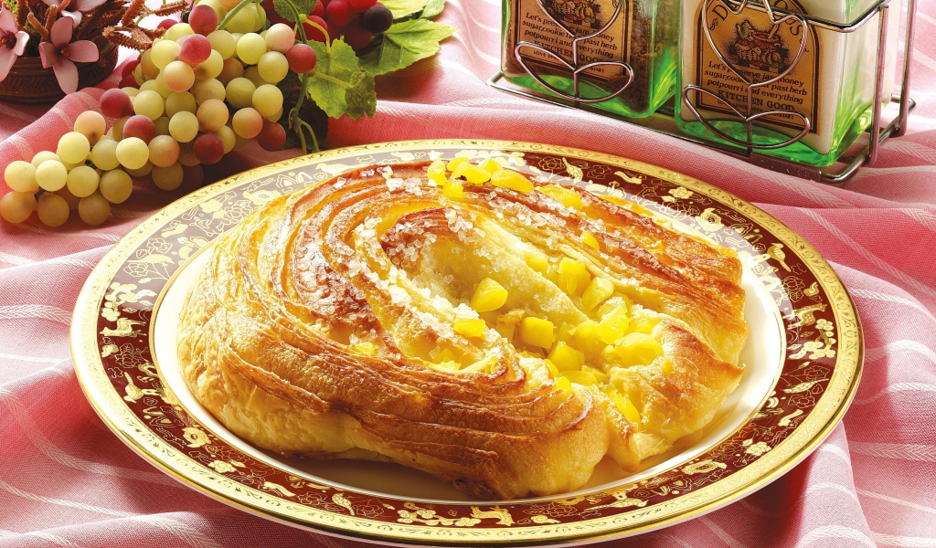 Свежая выпечка на тарелке