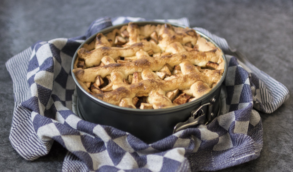 Свежий пирог на столе в форме для выпечки