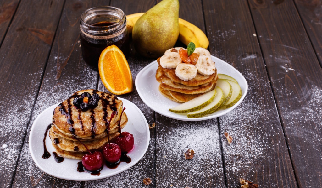 Оладьи на столе с джемом и фруктами