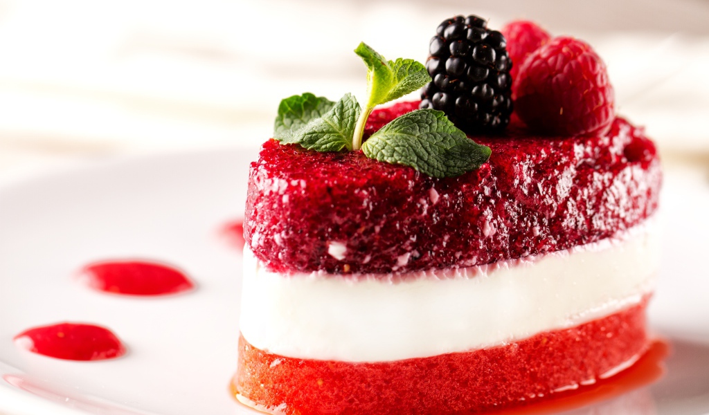 Фруктовый десерт с мятой и свежими ягодами малины и ежевики