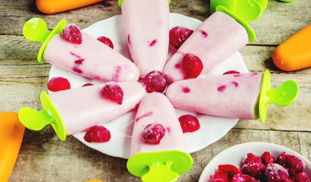 Фруктовое мороженое с ягодами вишни на столе 