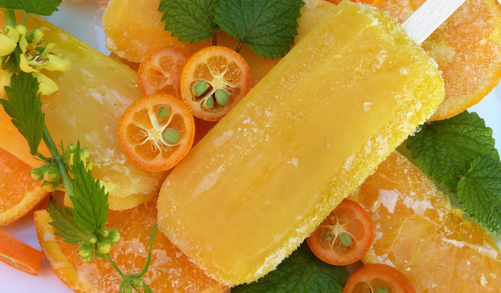 Фруктовое мороженое с кусочками апельсина