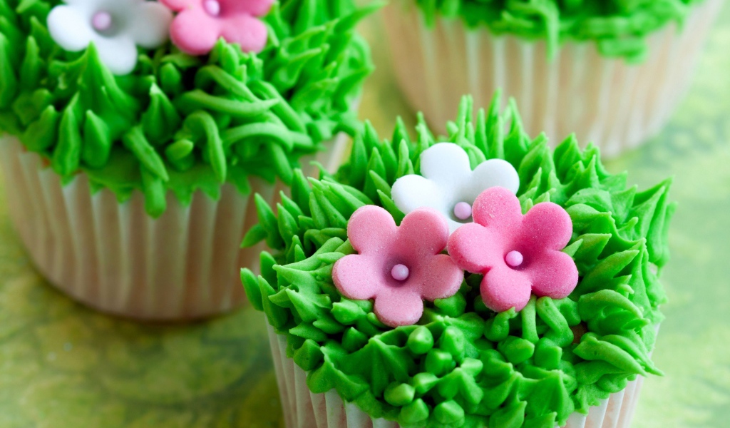 Пирожное с зеленым кремом украшено цветами 