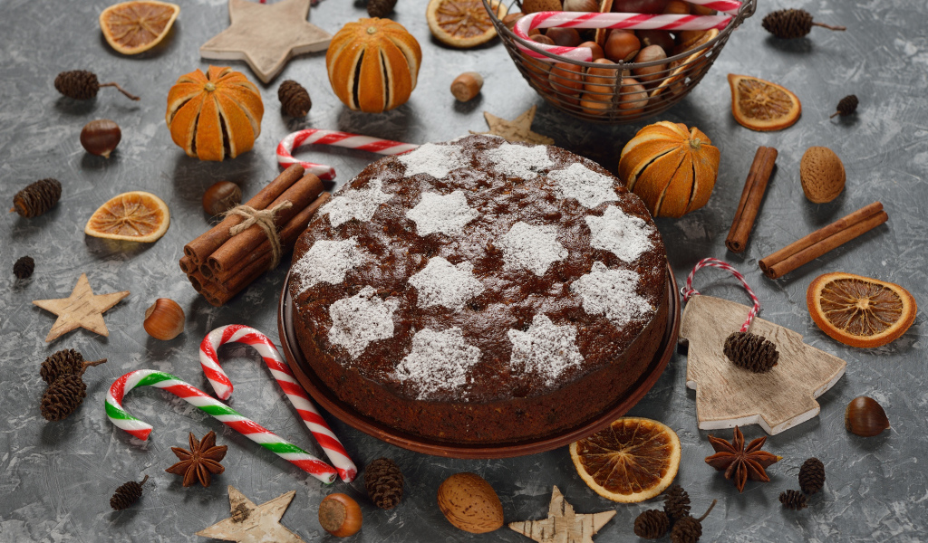 Праздничный пирог с пряностями и орехами на столе