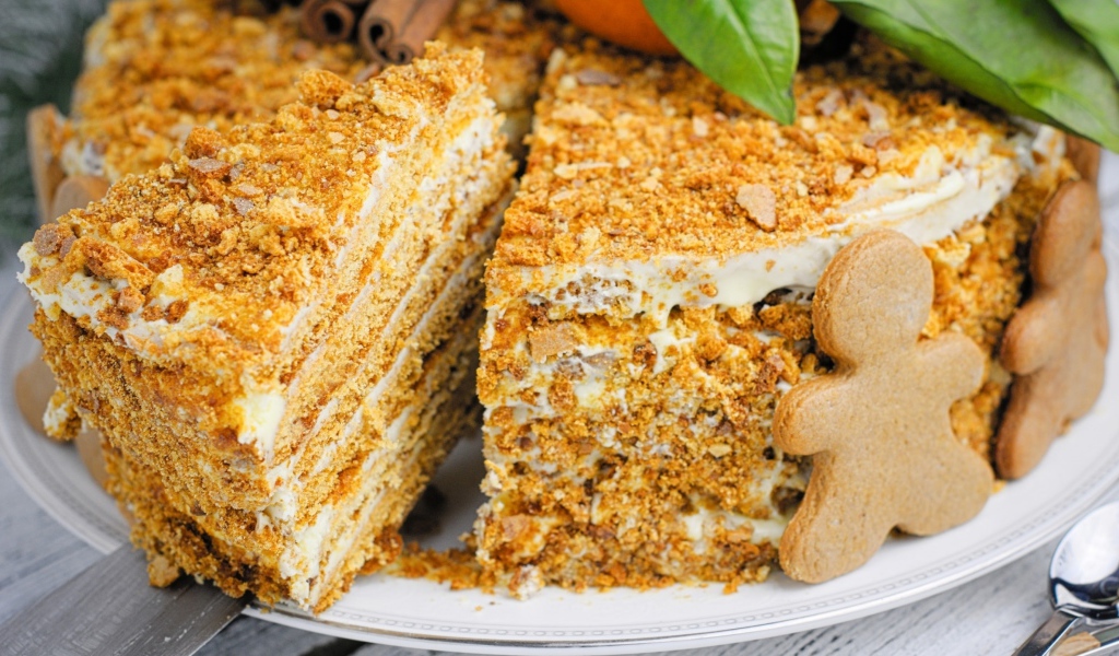 Медовый торт и имбирным печеньем на блюде