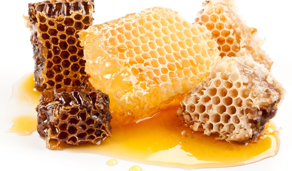 Медовые соты с медом на белом фоне