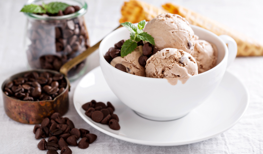 Шарики мороженого с зернами кофе