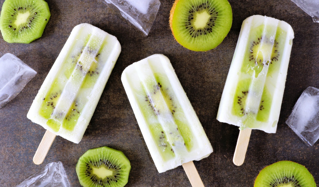 Мороженое на палочке с кусочками киви