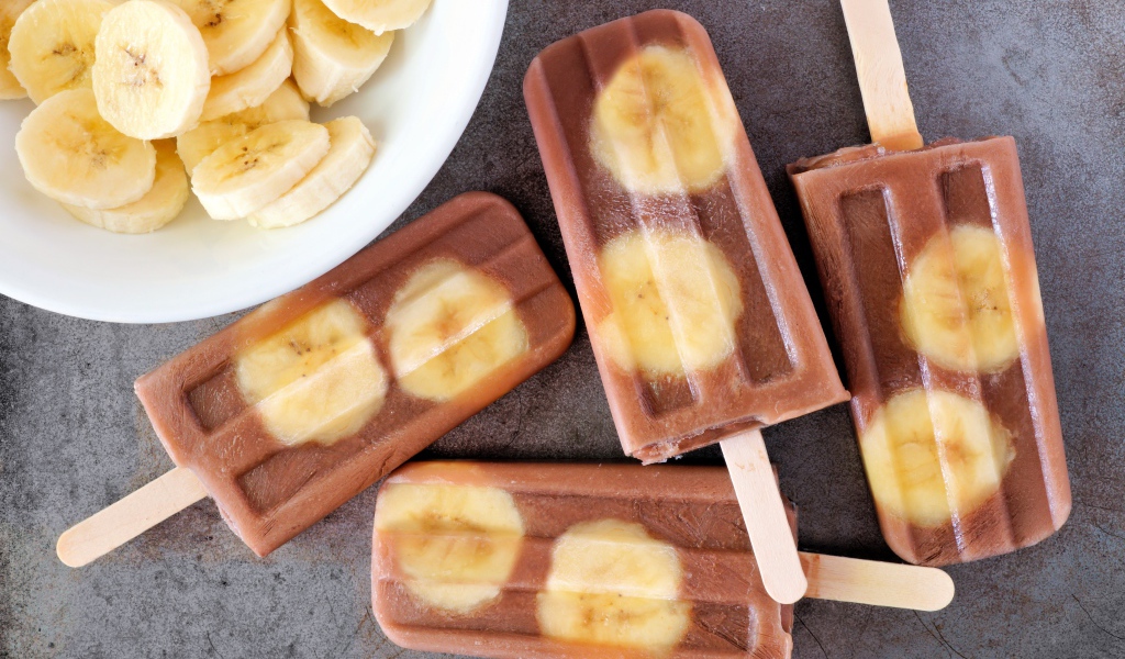 Мороженое с кусочками банана