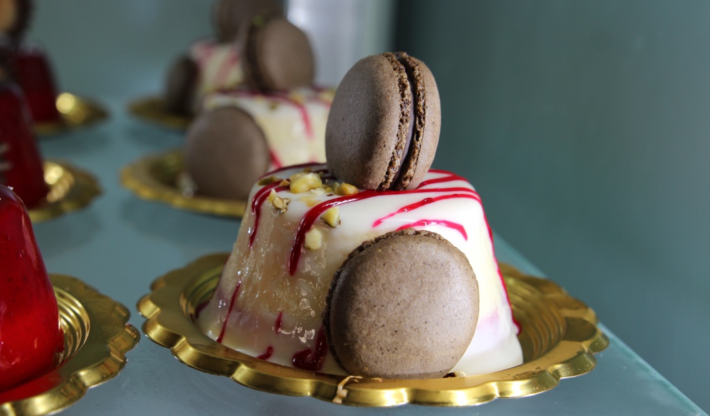 Десерт желе с печеньем макарун 