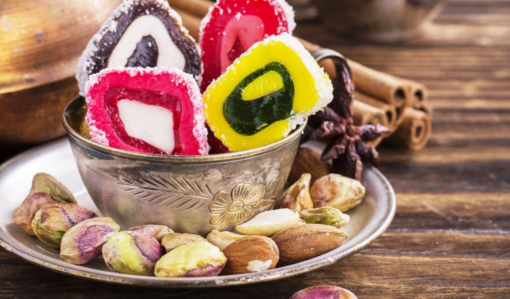 Мармелад в тарелке с фисташками