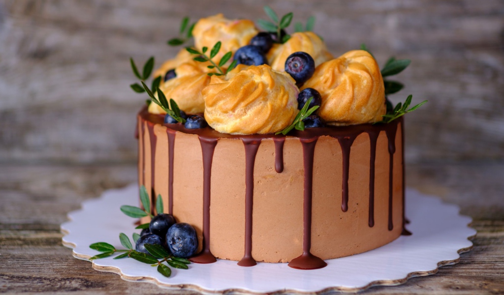 Торт мусс с профитролями и ягодами черники 