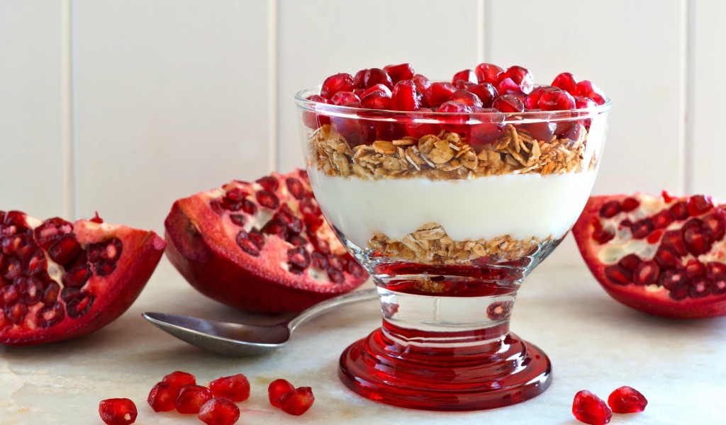 Десерт из мюсли с йогуртом и зернами граната