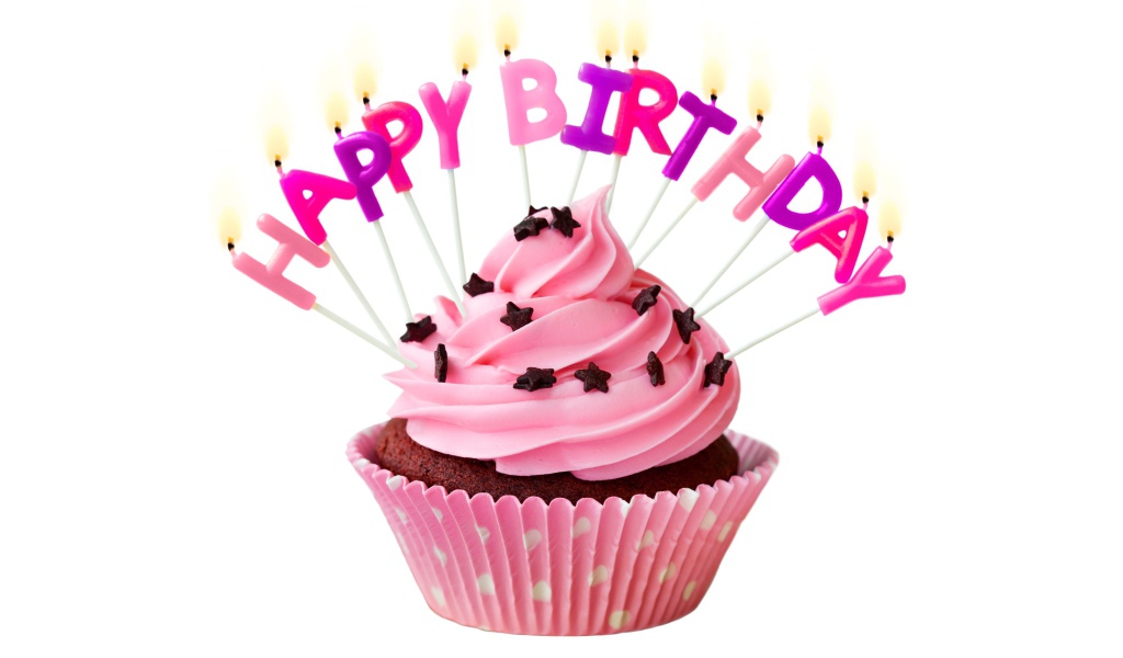 Маффин с кремом и свечами с Днем рождения на белом фоне