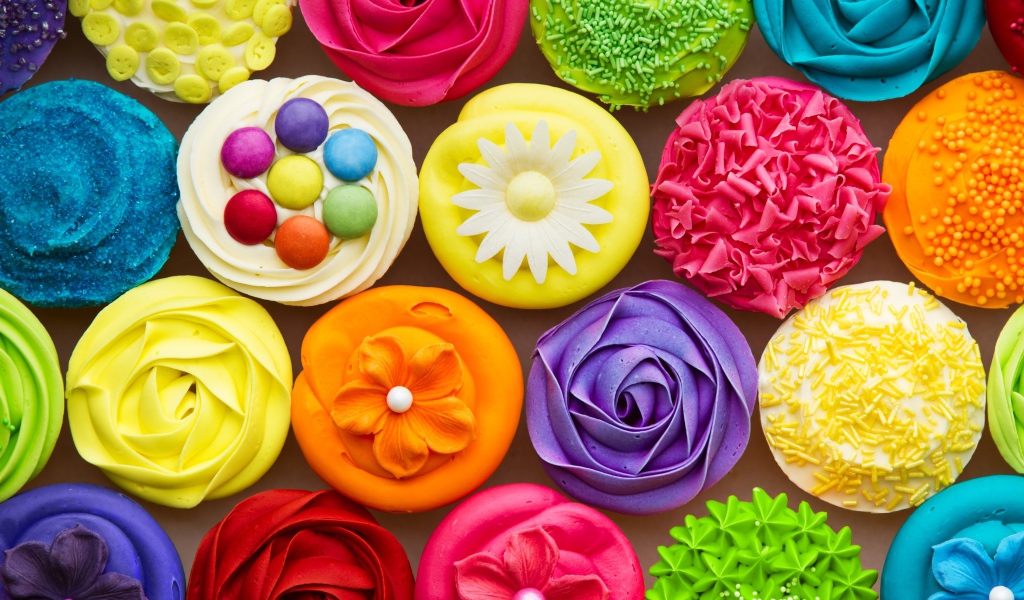 Разноцветные украшенные кексы