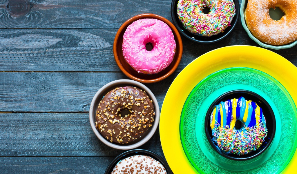Разноцветные пончики на столе 