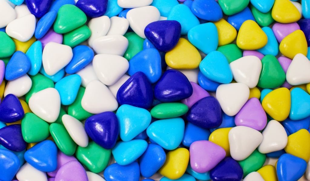 Разноцветные конфеты в форме сердца