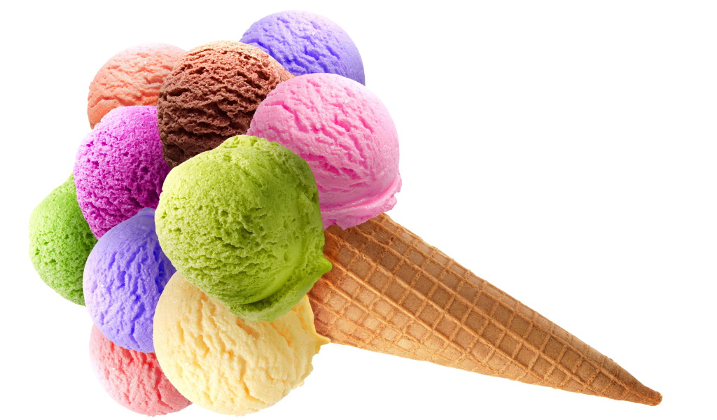 Разноцветные шарики мороженого в вафельном рожке на белом фоне
