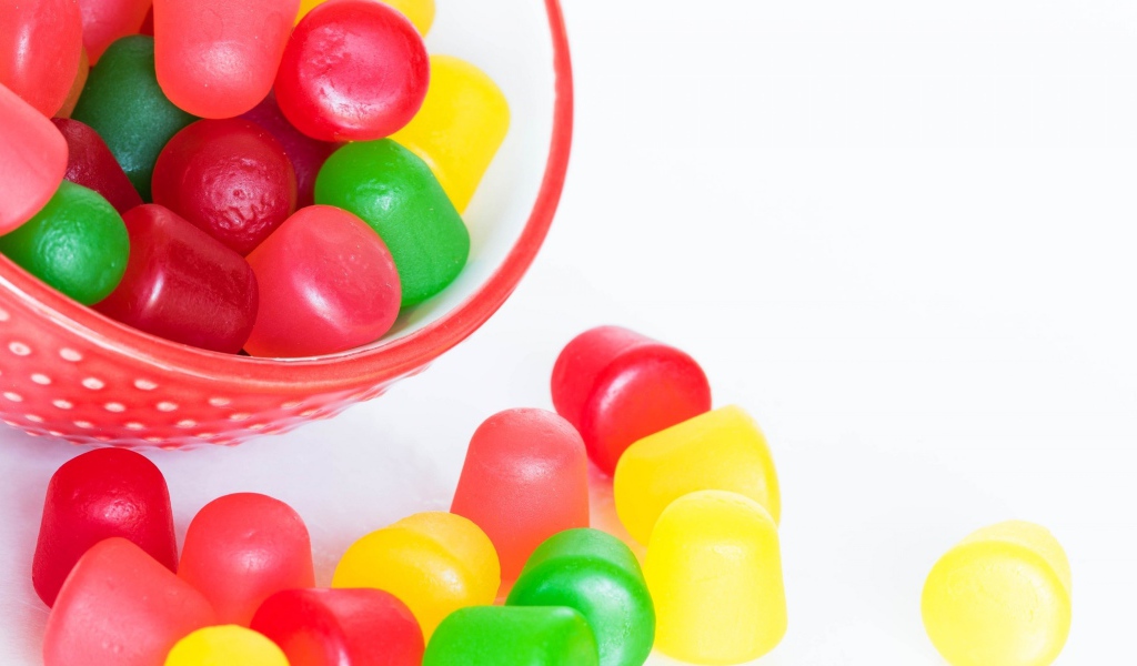 Разноцветные желейные конфеты на белом фоне