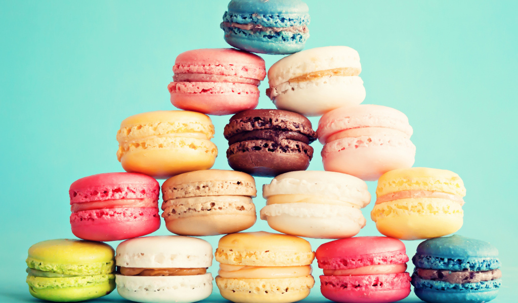 Разноцветный десерт макарон на голубом фоне