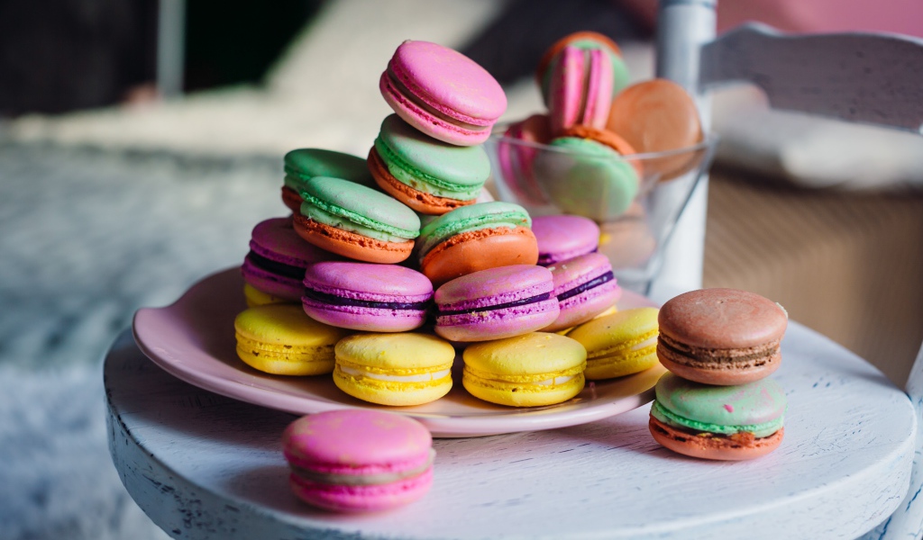 Разноцветные сладости макарон на столе