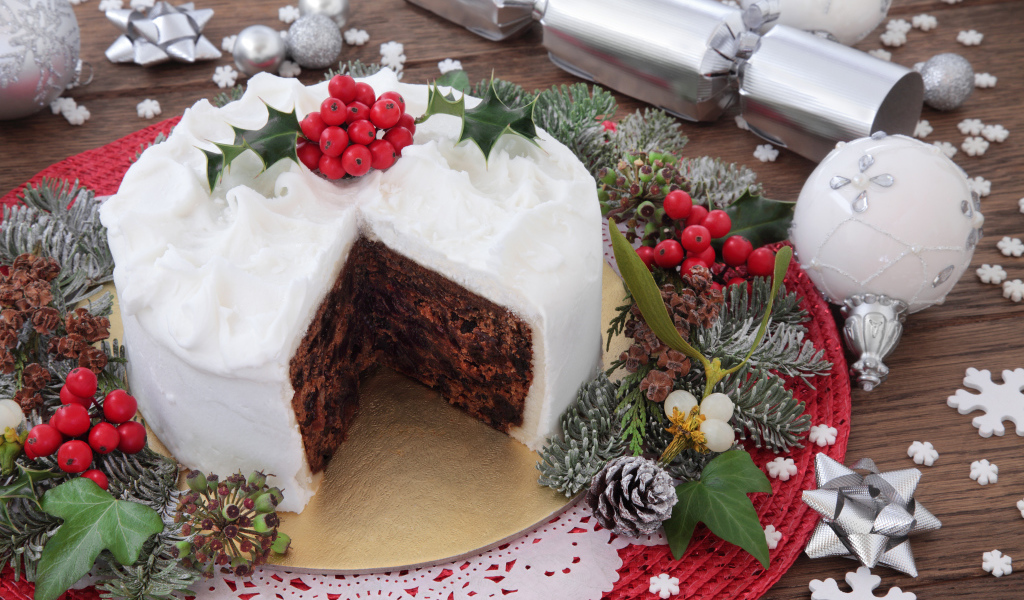 Новогодний торт на столе с новогодними украшениями