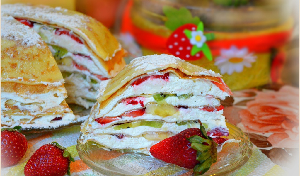 Блинный торт с творогом и фруктами 