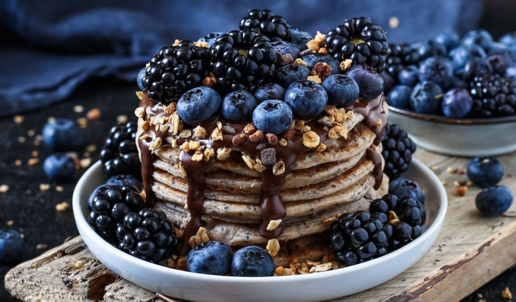 Панкейки с ягодами черники и ежевики