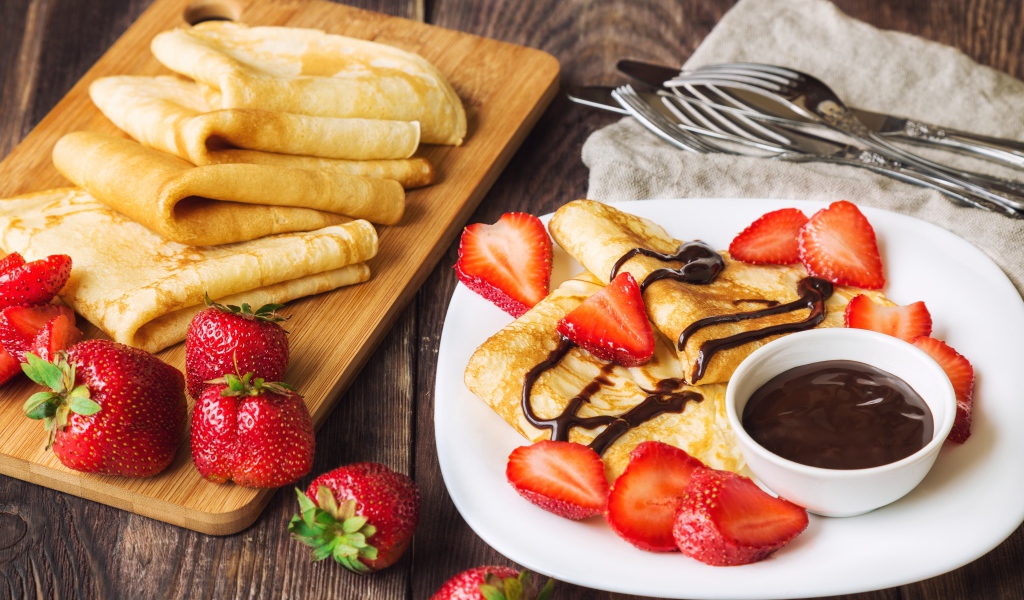 Блины с шоколадом и ягодами клубники 