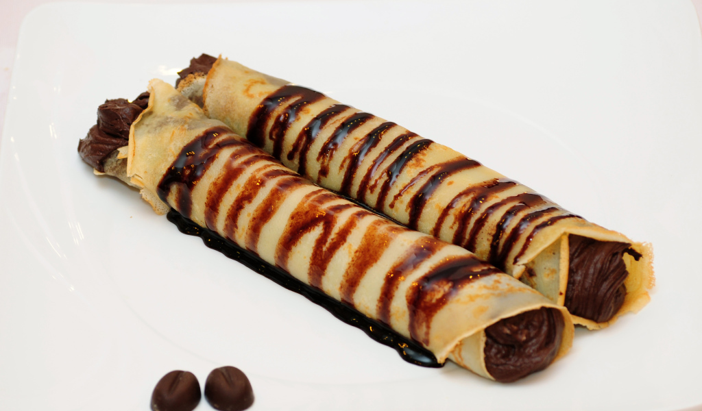 Блины с шоколадной начинкой на тарелке