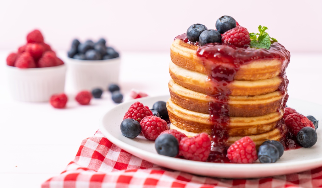 Оладья с джемом и ягодами малины и черники