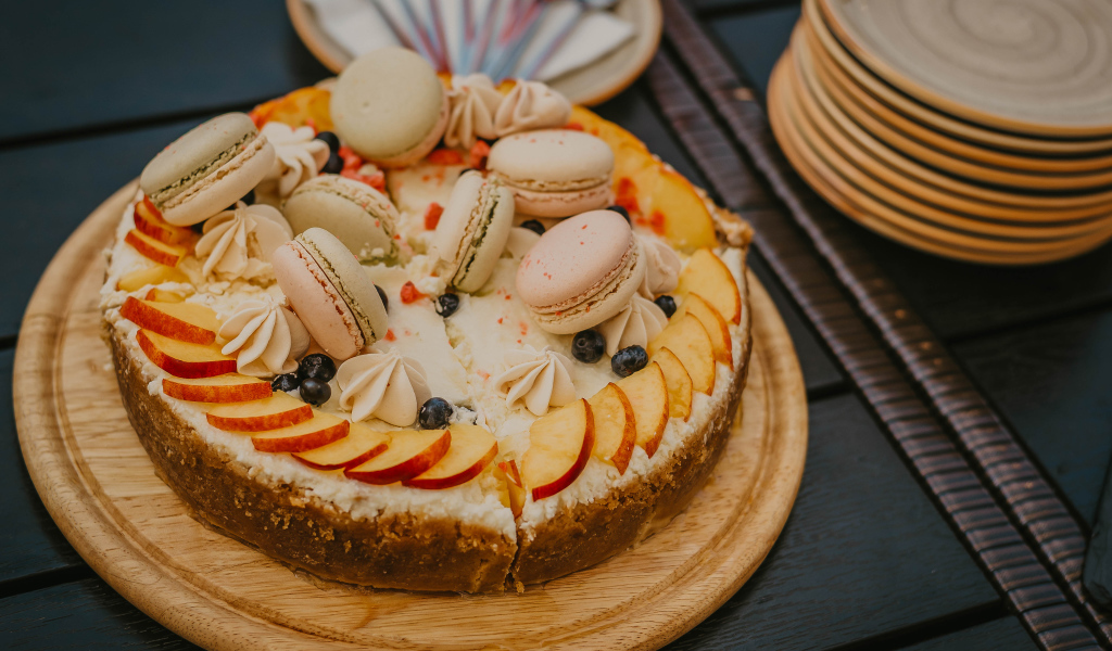 Пирог с яблоками, меренгой и макарунами