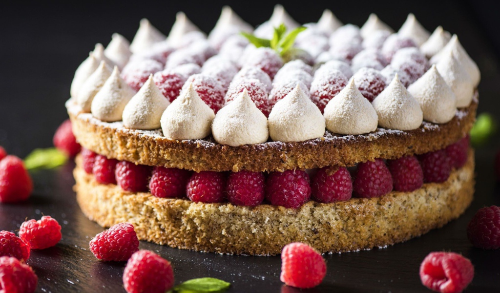 Пирог с ягодами свежей малины и меренгой 