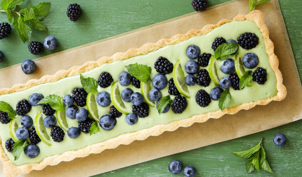 Пирог с лаймом, ягодами черники и ежевики