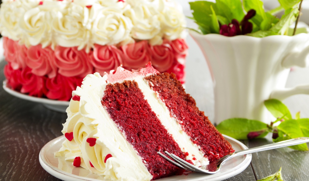 Кусок торта Красный бархат на тарелке с вилкой